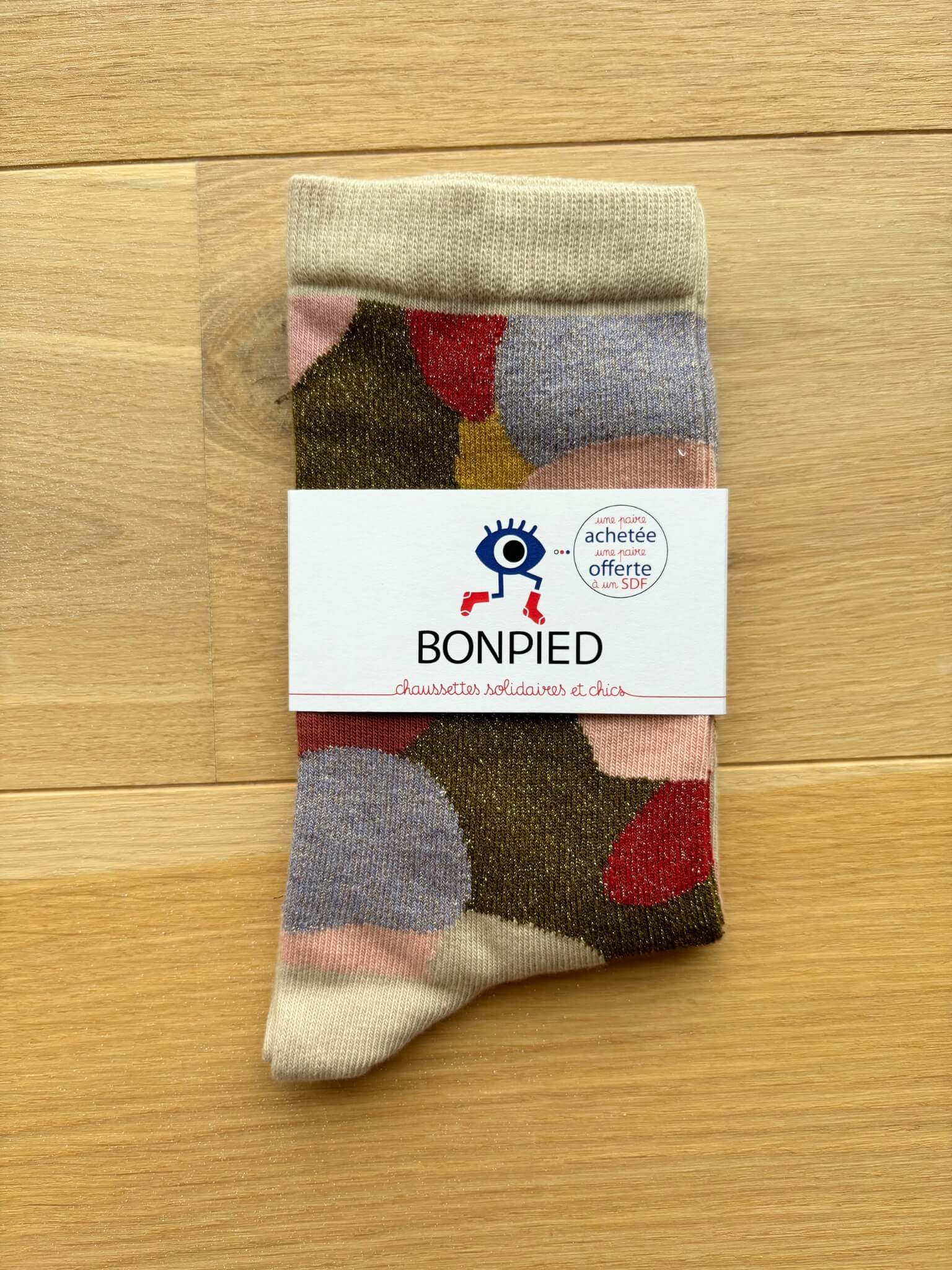 Chaussettes multicolores à paillettes pour femme, solidaires et fabriquées en France.