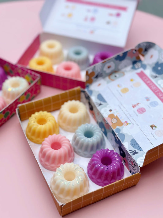 coffret de fondants parfumés en forme de kouglof, décoration colorée et gourmande, fabrication artisanale et française, composition saine et naturelle