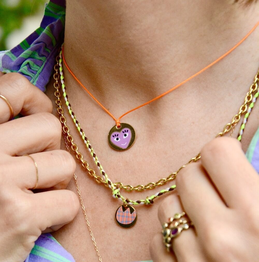 collier cordon personnalisable avec des cœurs porté autour d'un cou