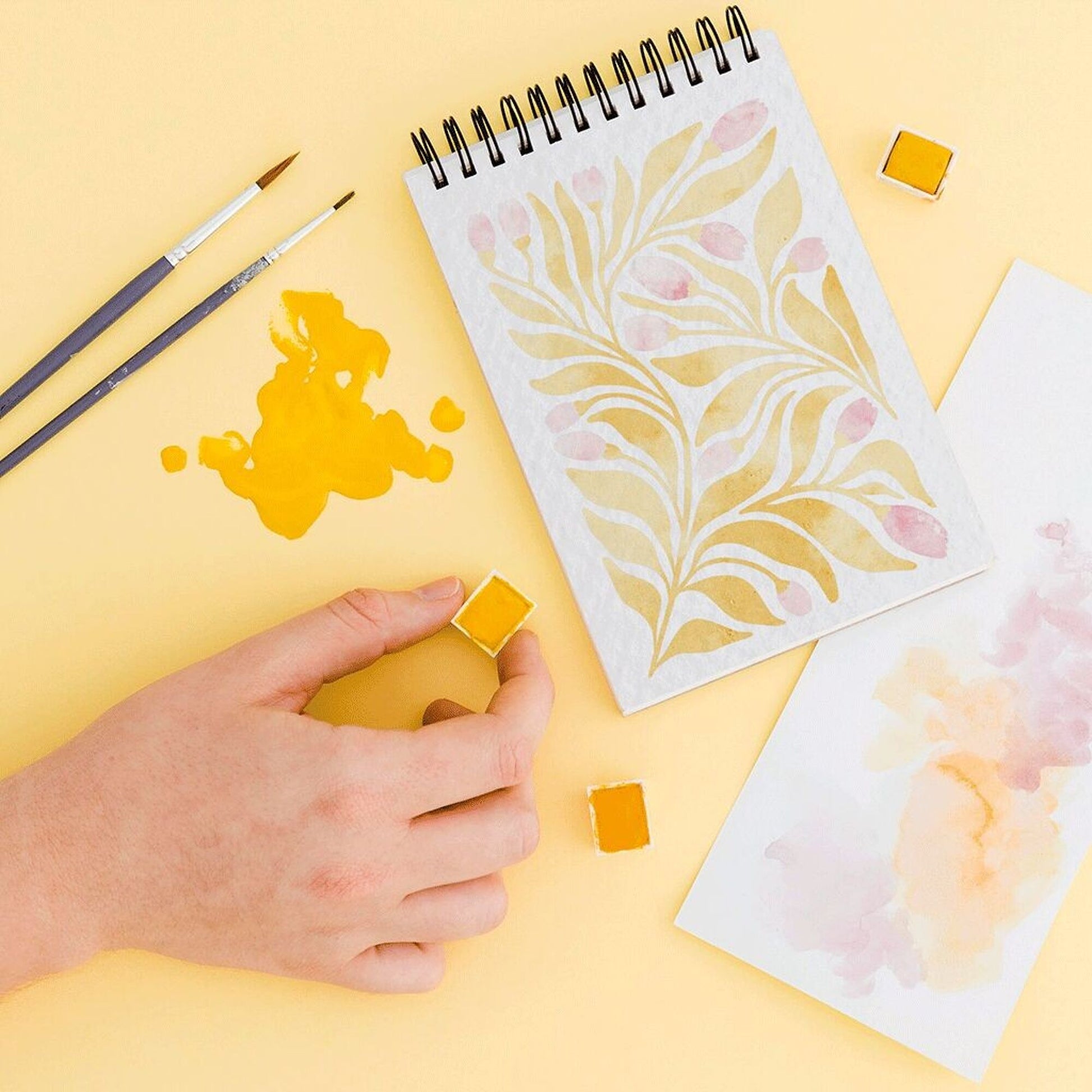 coloriages pour adultes avec des fleurs et de la peinture