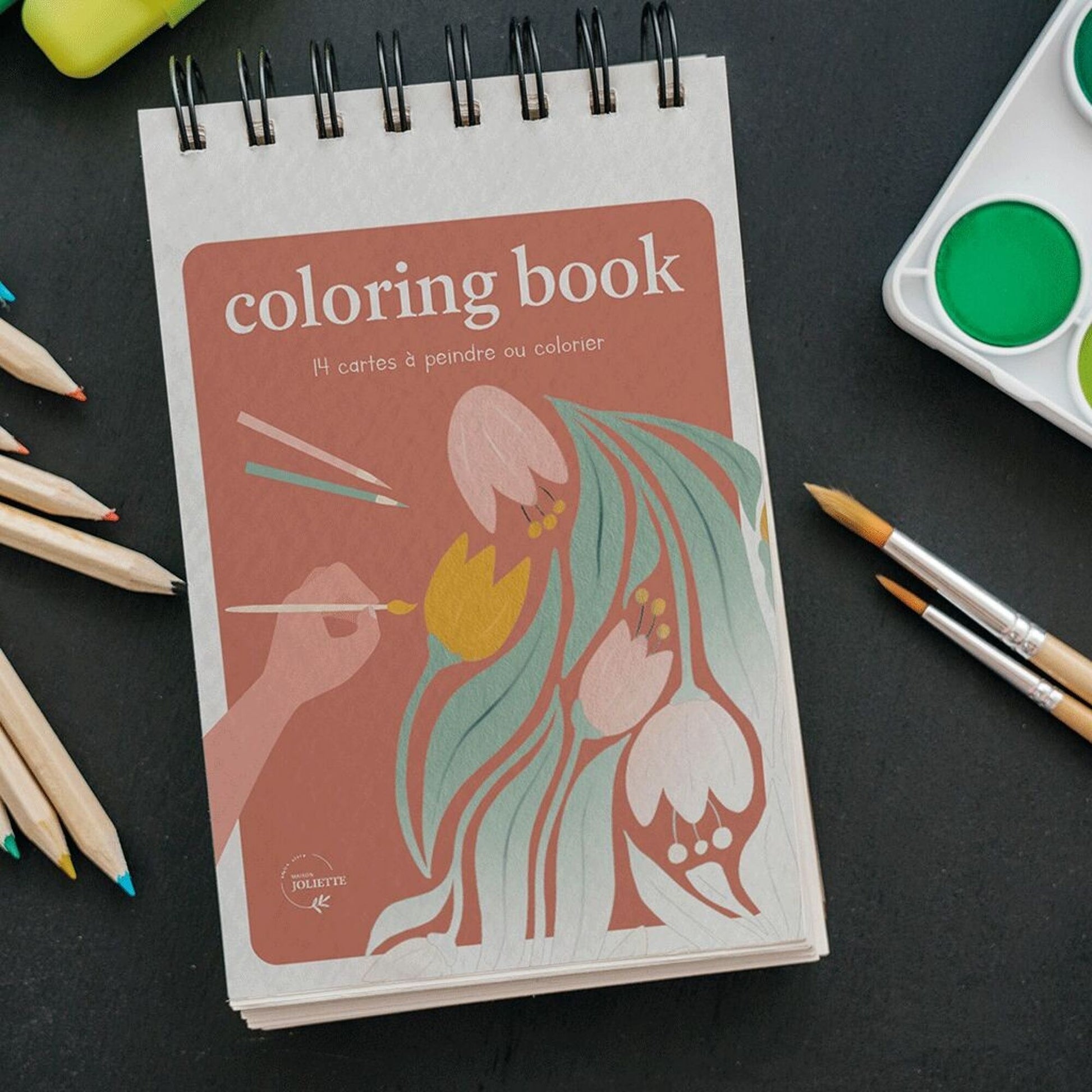 carnet de coloriages pour adultes avec des fleurs et de la peinture