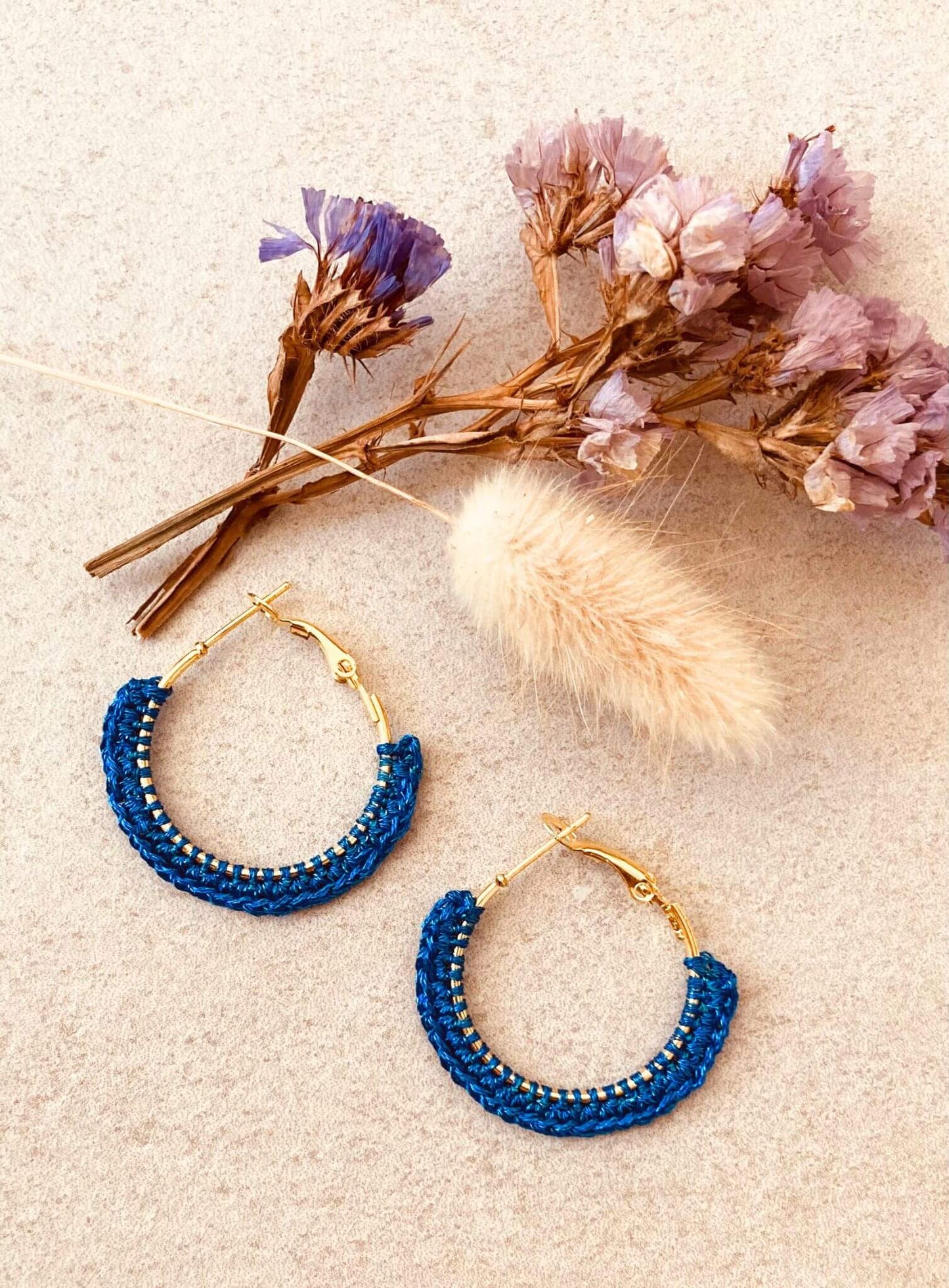 Créoles, boucles d'oreilles métallisées en crochet, fabrication française et artisanale, bleu électrique et doré