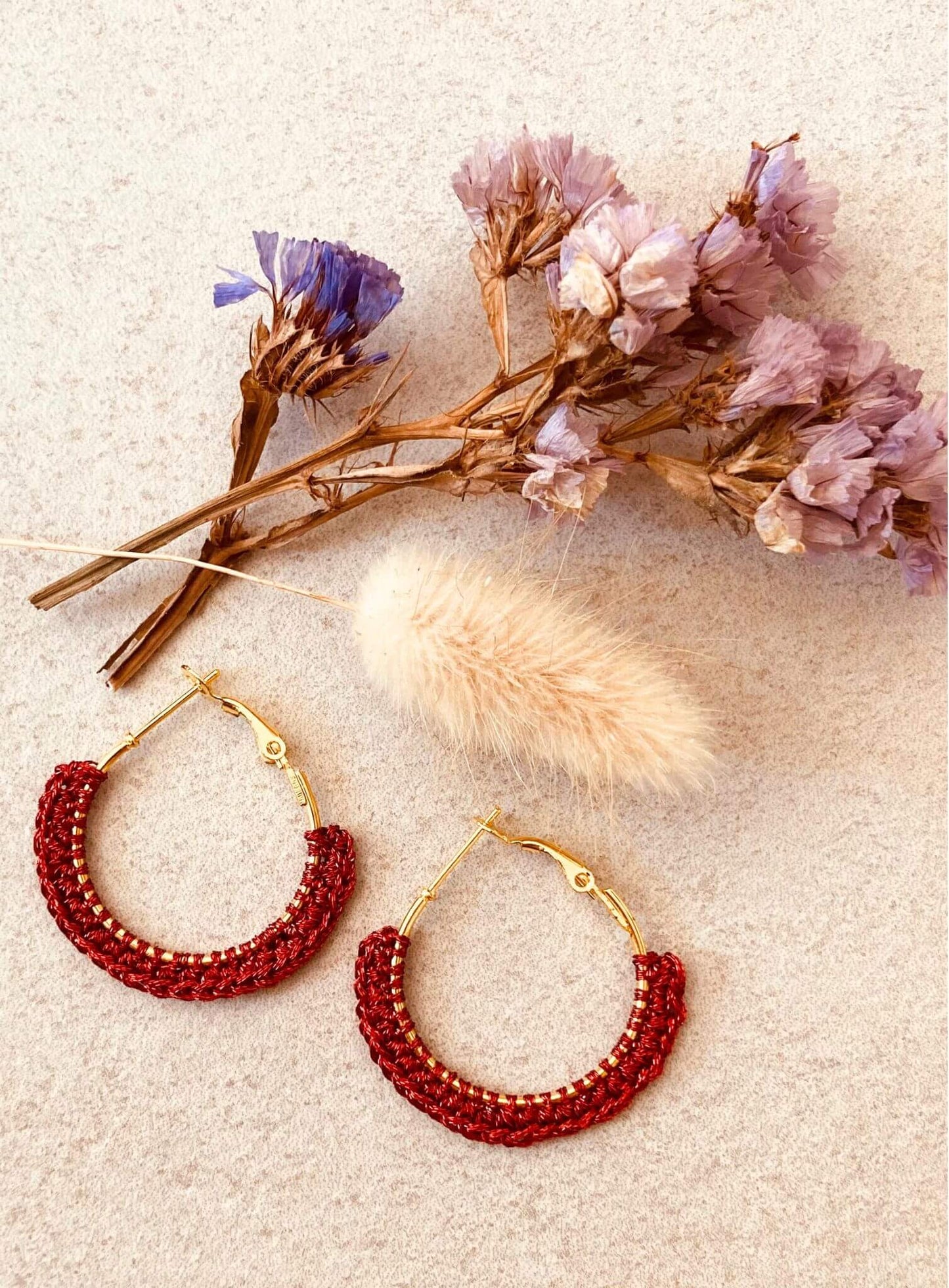 Créoles, boucles d'oreilles métallisées en crochet, fabrication française et artisanale, rouge et doré