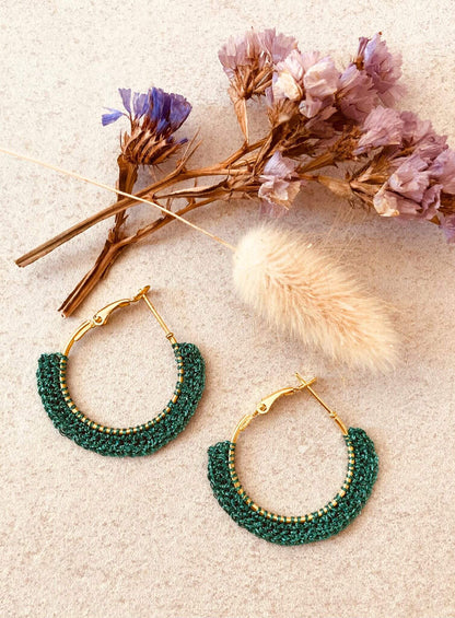 Créoles, boucles d'oreilles métallisées en crochet, fabrication française et artisanale, vert et doré