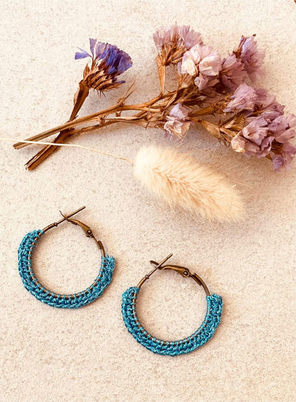 Créoles, boucles d'oreilles métallisées en crochet, fabrication française et artisanale, bleu et bronze