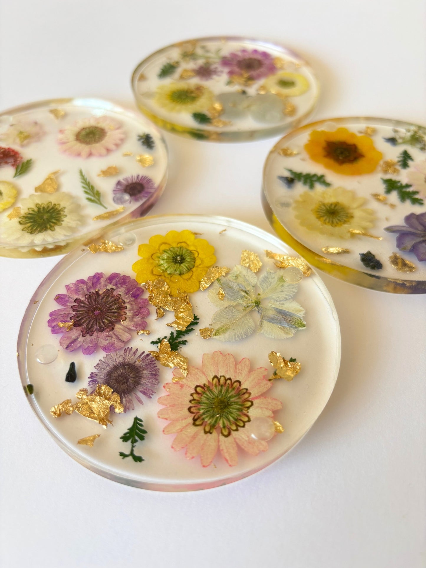 Dos de dessous de verres en résine et fleurs séchées.