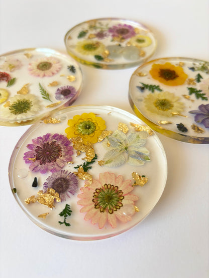 Dos de dessous de verres en résine et fleurs séchées.