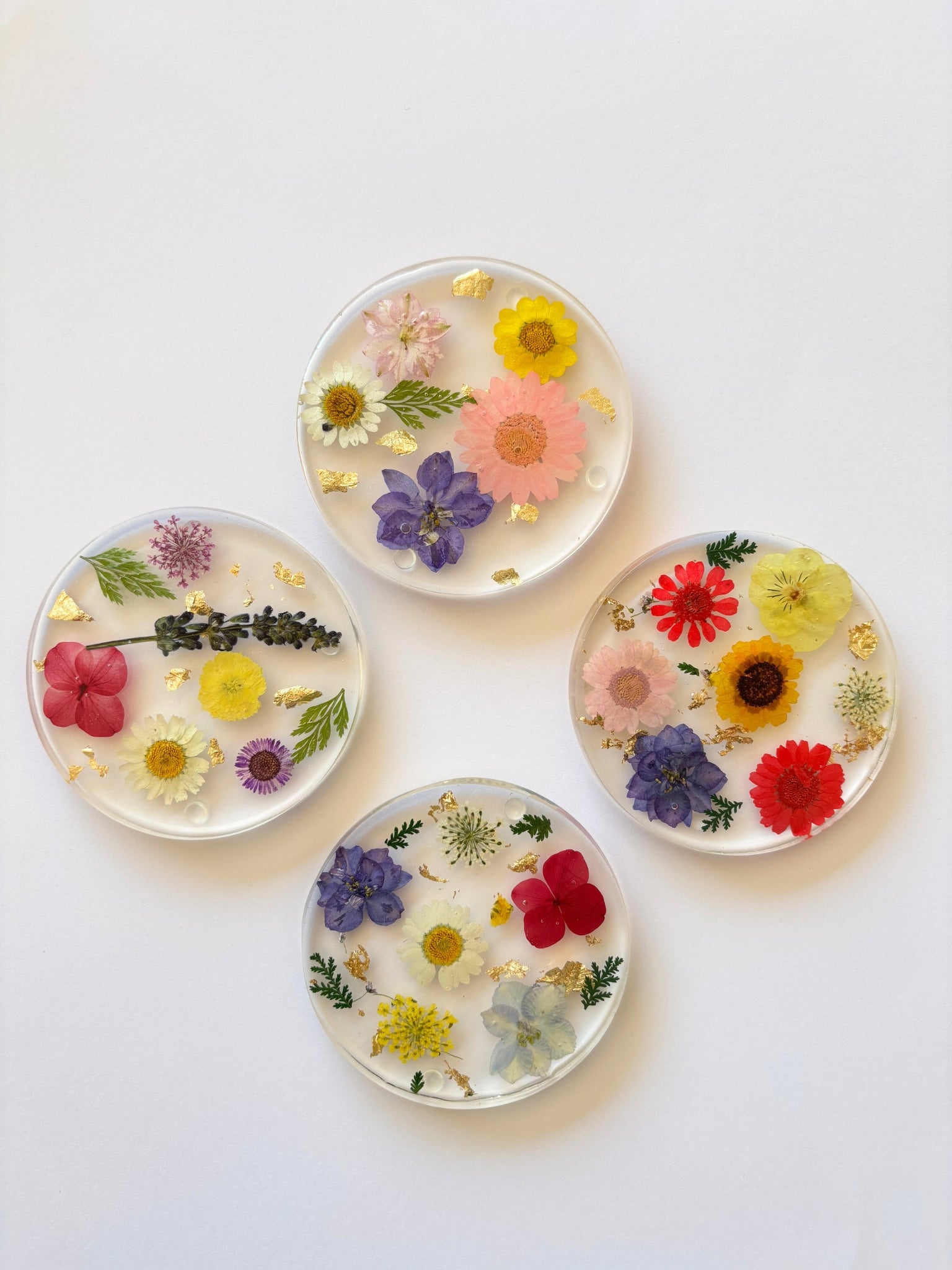 Dessous de verres en résine, fleurs séchées et feuilles dorées.