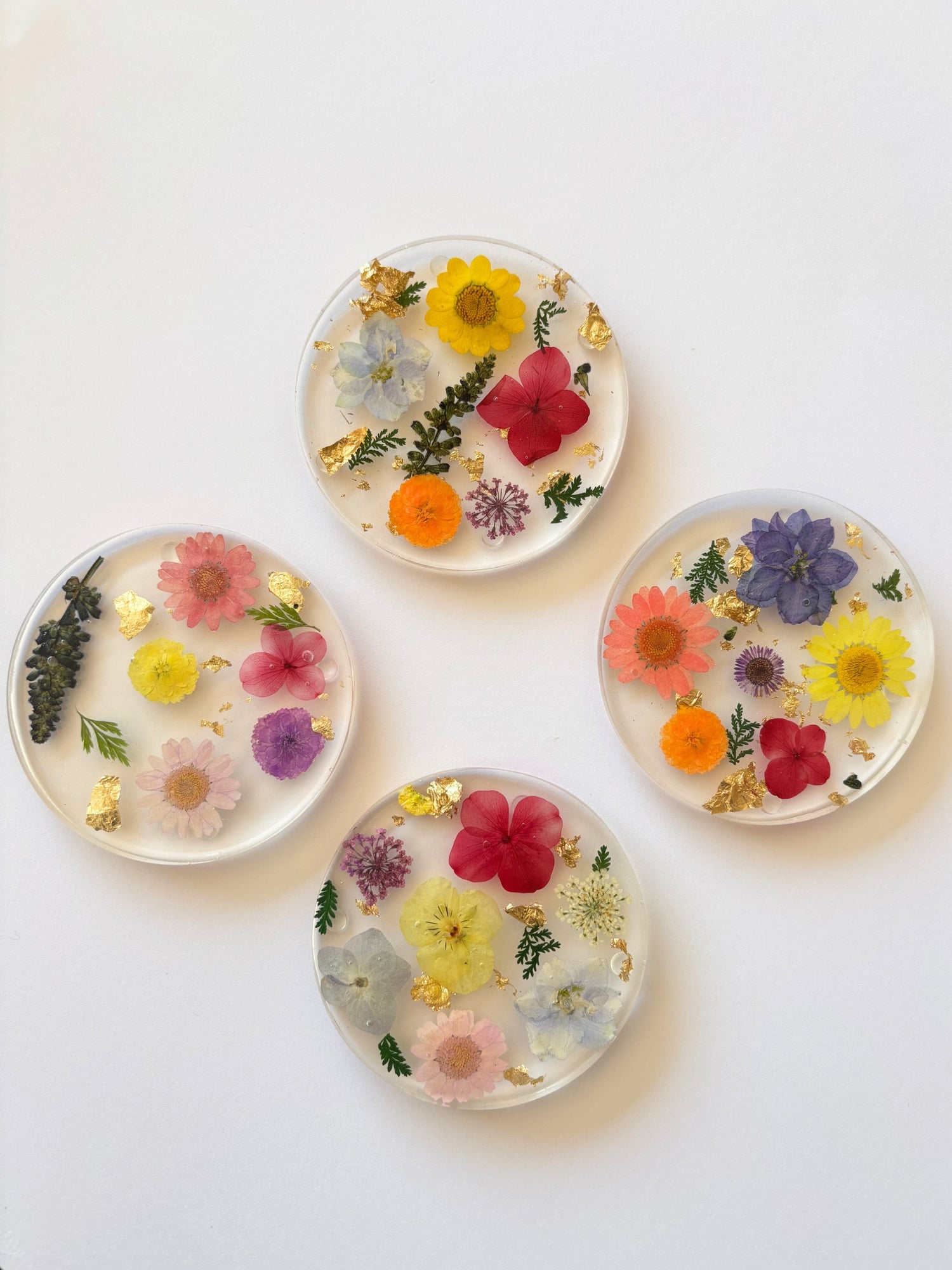 Dessous de verres en résine, fleurs séchées et feuilles dorées.