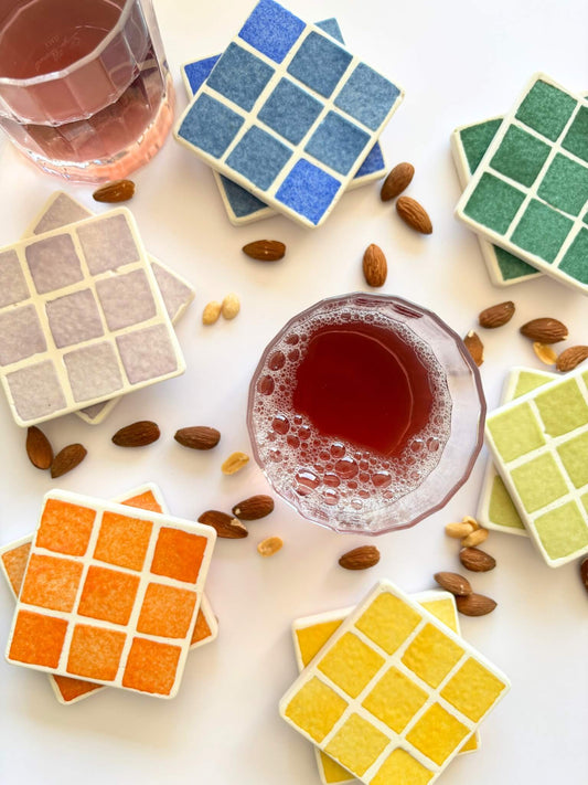 Dessous de verres artisanaux en mosaïque avec des verres apéritifs.