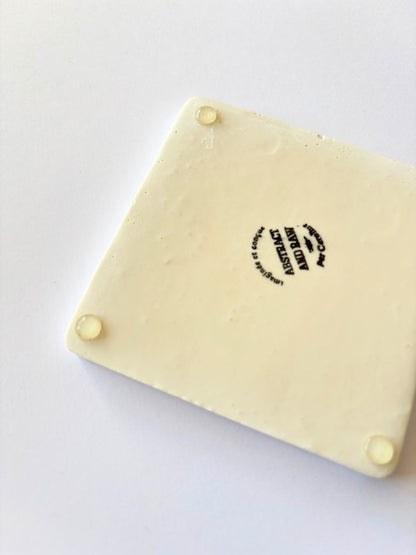 Dessous de verres artisanaux en mosaïque avec des patins antidérapants.