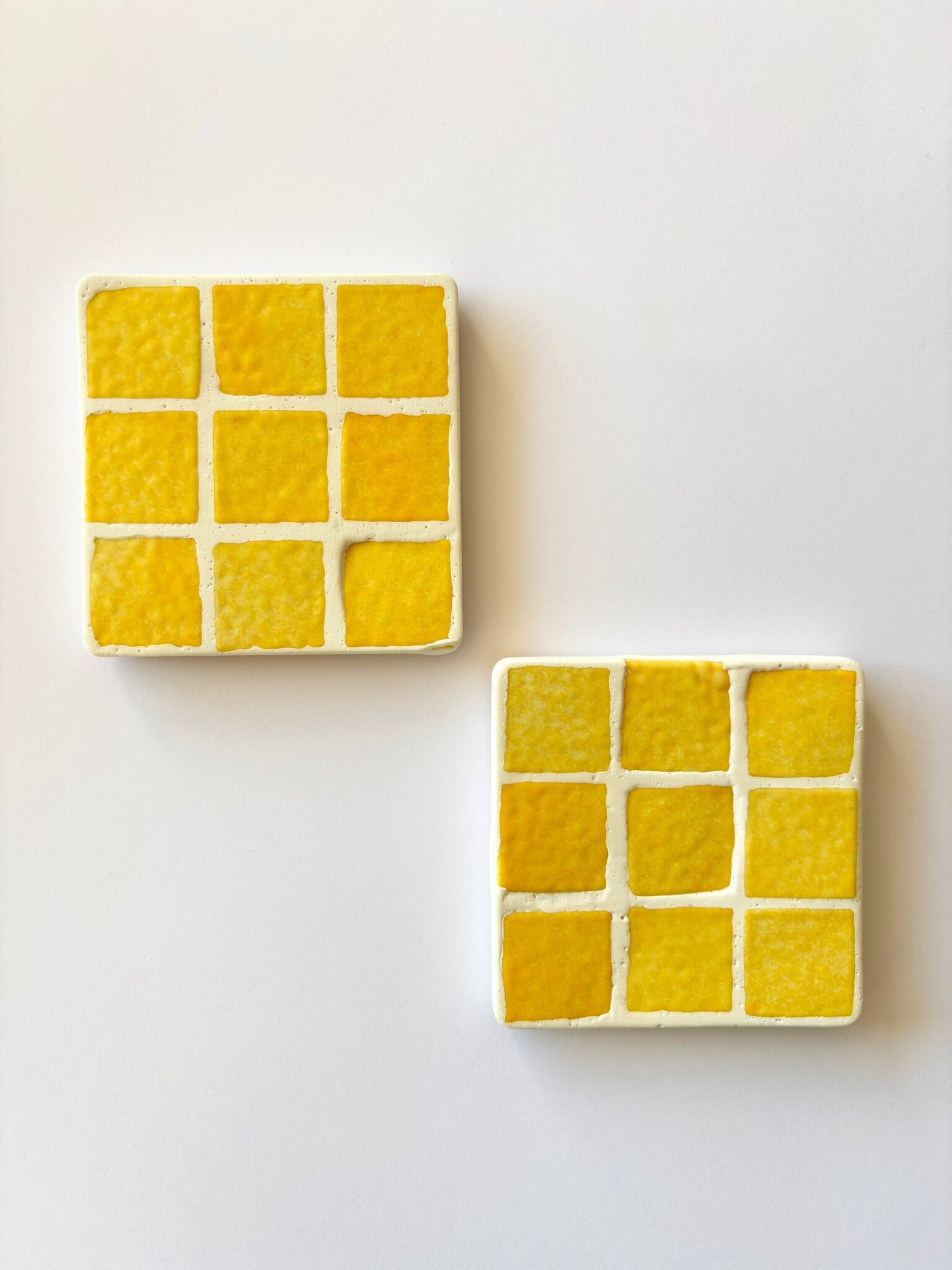 Dessous de verres artisanaux en mosaïque jaune.