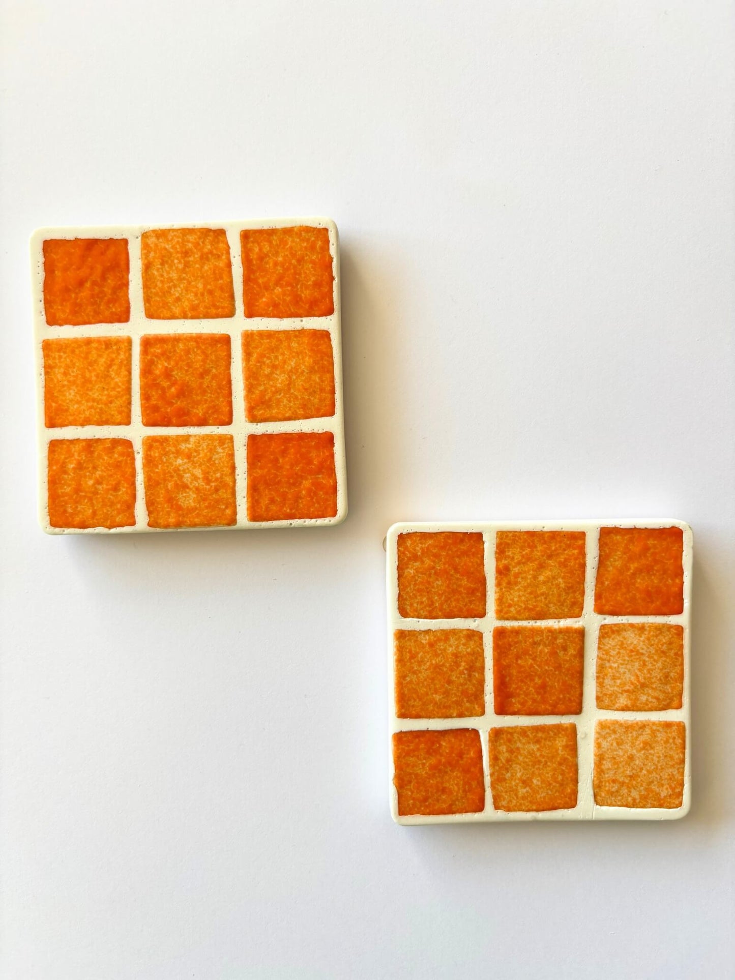 Dessous de verres artisanaux en mosaïque orange.