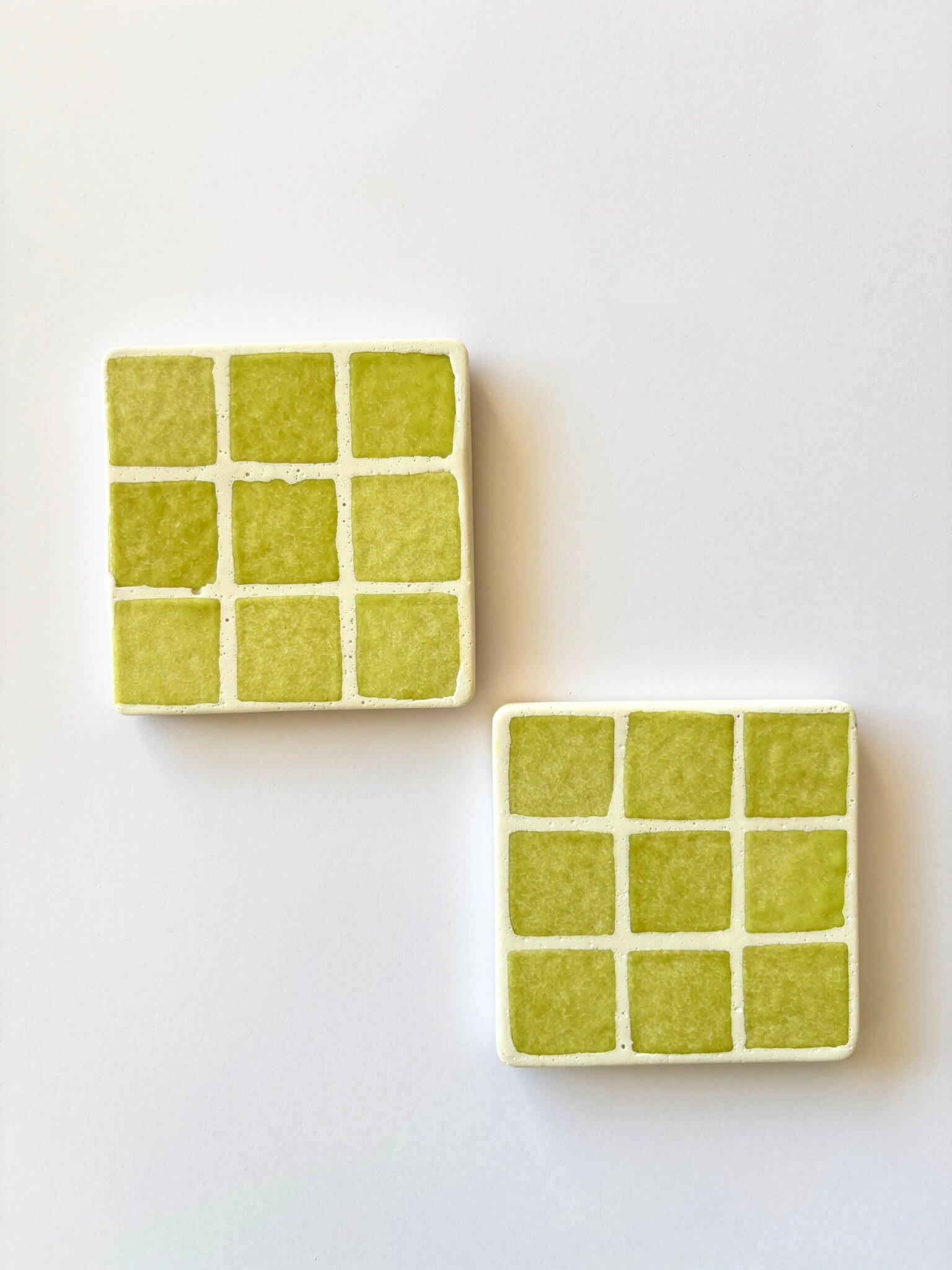 Dessous de verres artisanaux en mosaïque vert pastel.