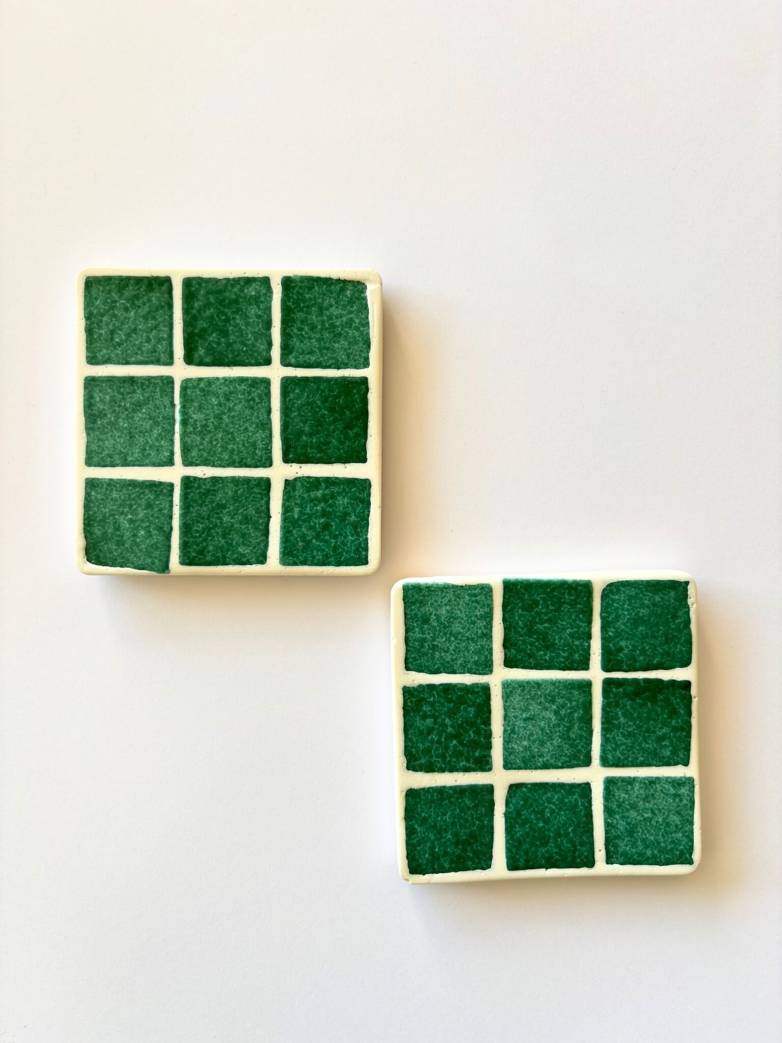 Dessous de verres artisanaux en mosaïque vert fonçé.