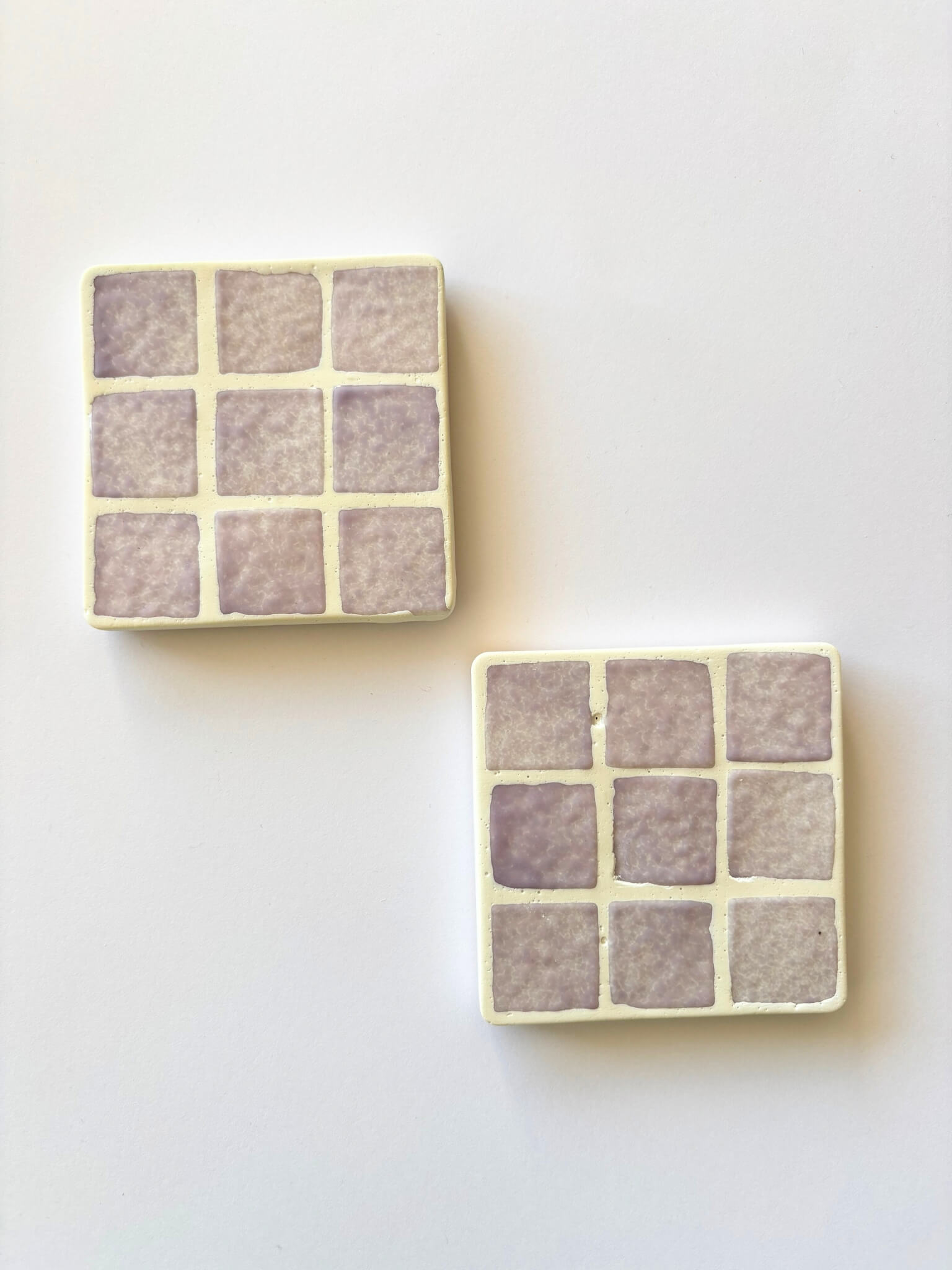 Dessous de verres artisanaux en mosaïque violette.