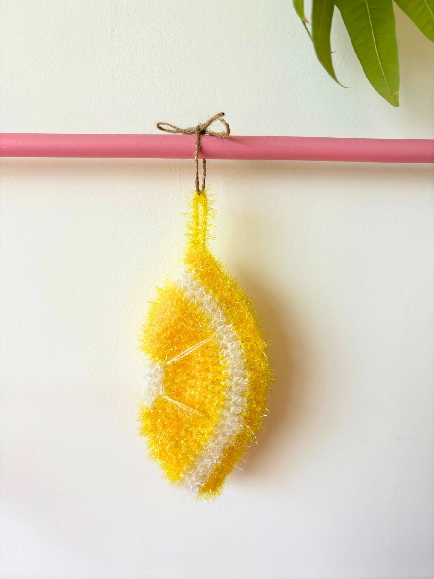 éponge lavable tawashi en forme de citron jaune.