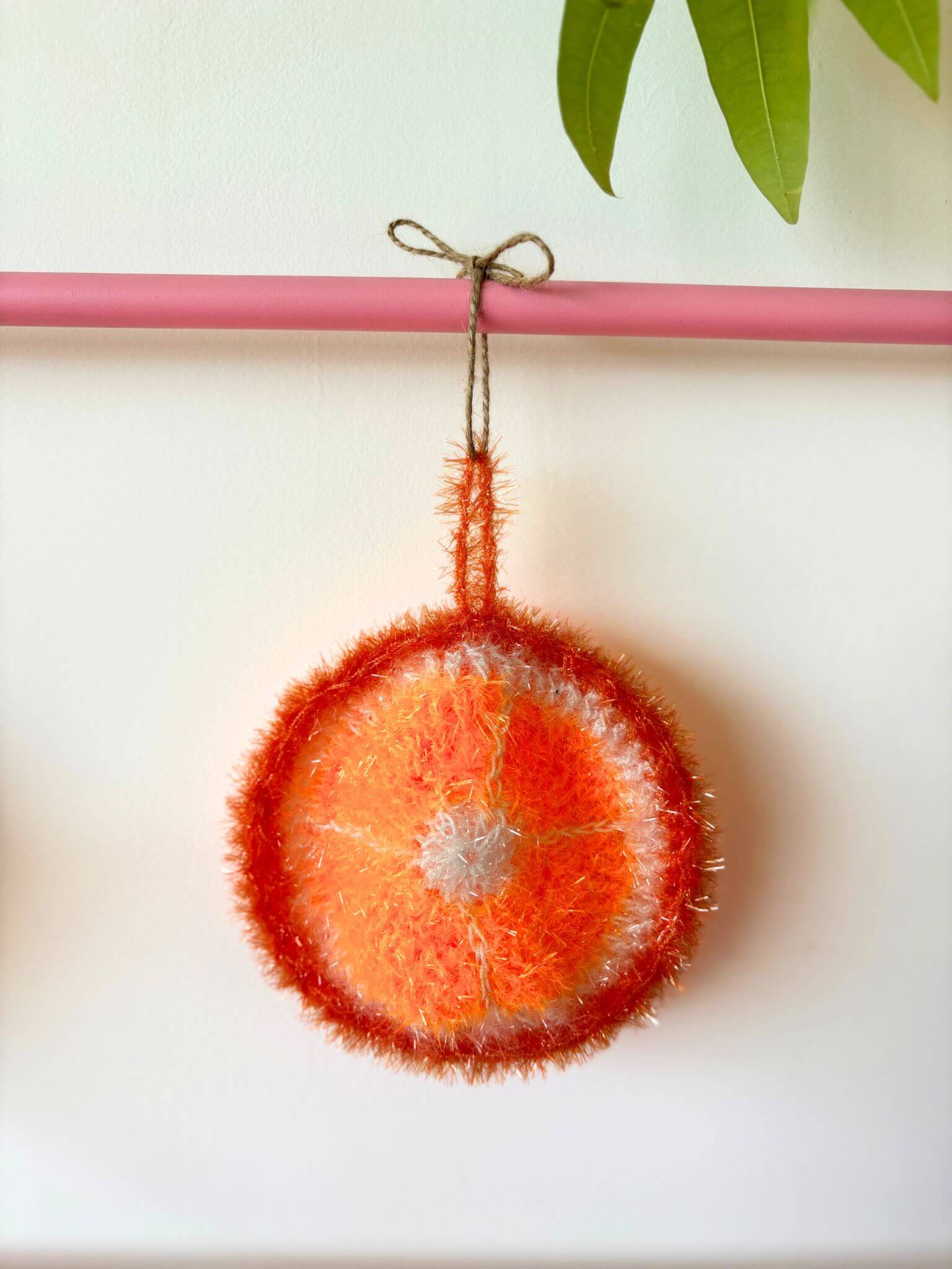 éponge lavable tawashi en forme d'orange.