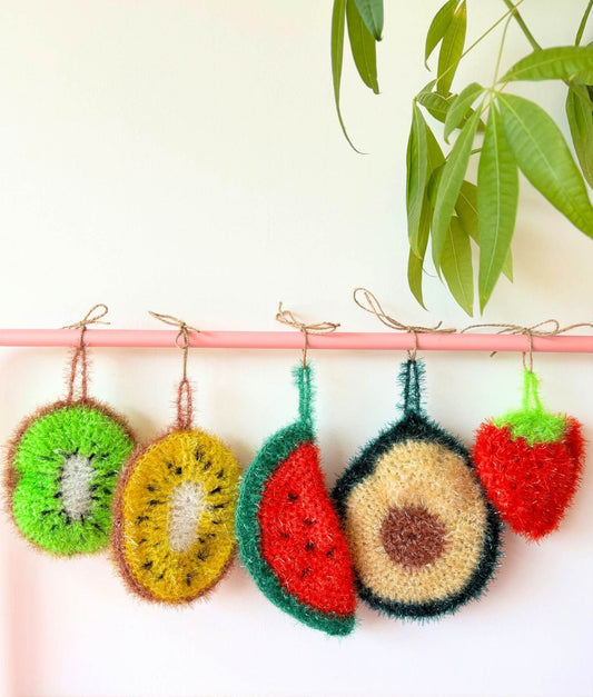 éponges lavables tawashi en forme de fruits, kiwi, pastèque, avocat, fraise.