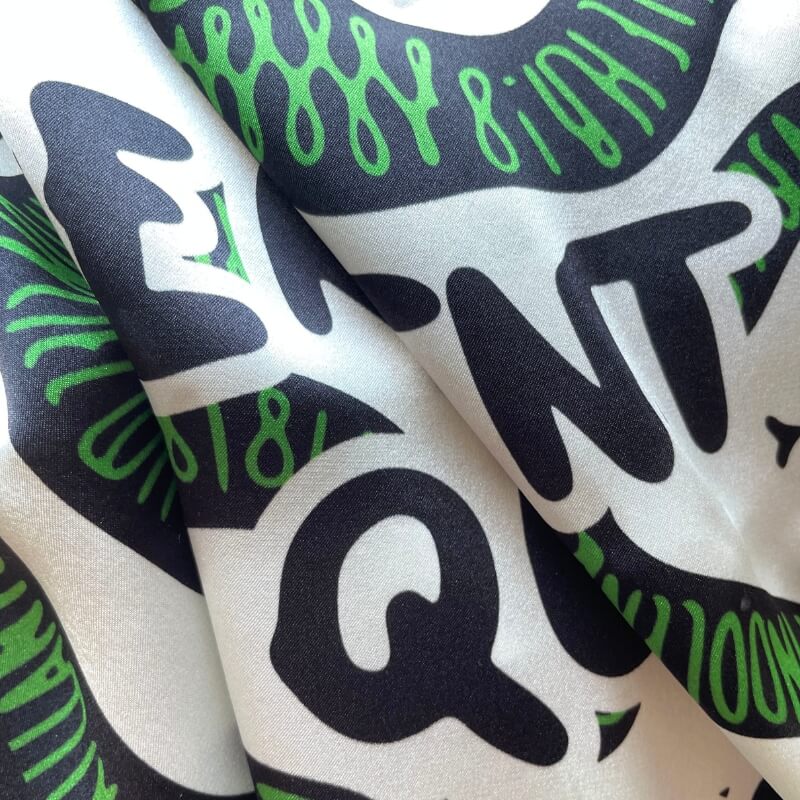 foulard en soie avec des serpents vert et noir, forme carrée