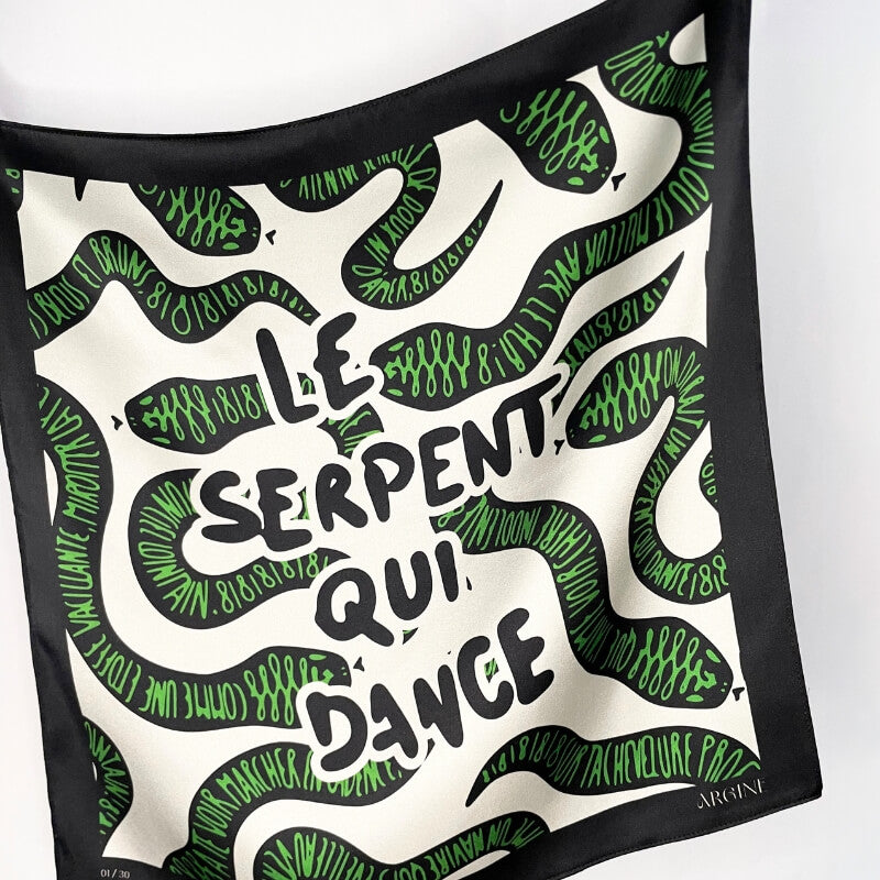 foulard en soie avec des serpents vert et noir, forme carrée