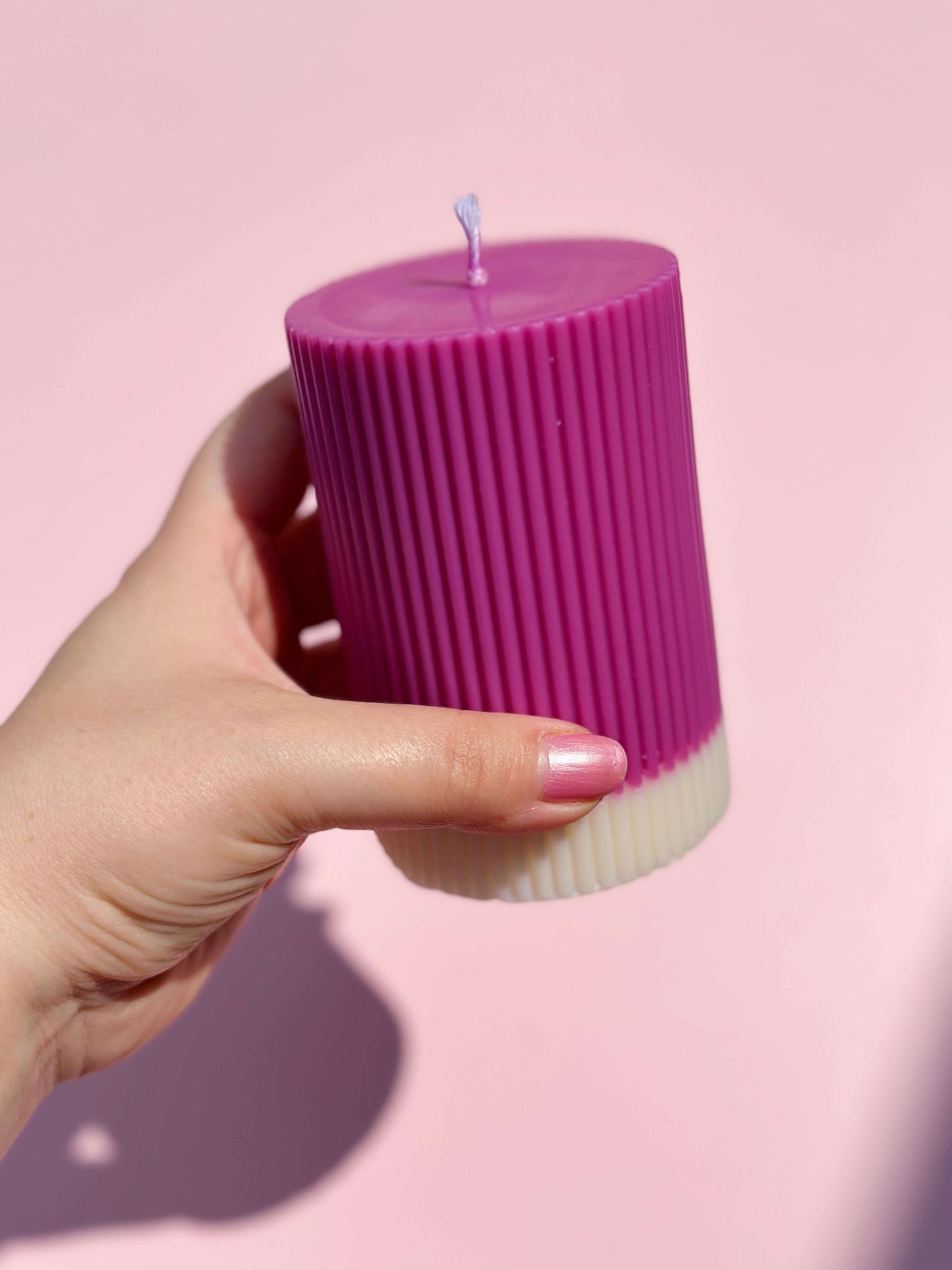 grande bougie décorative en forme de pilier avec rainures bicolore violette et blanche, bougie artisanale et française, composition saine et naturelle