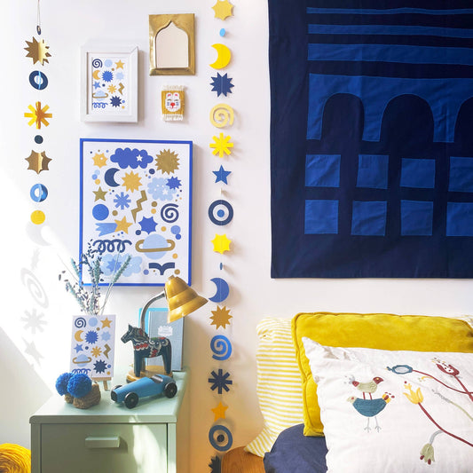 Guirlandes murales décoratives avec des lunes et des étoiles colorées, Maison Ribambelle.