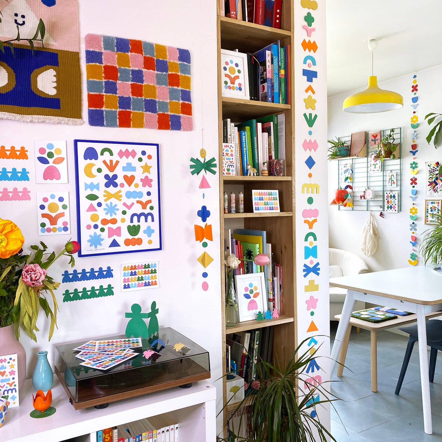 Guirlandes murales décoratives avec des formes géométriques colorées, Maison Ribambelle.