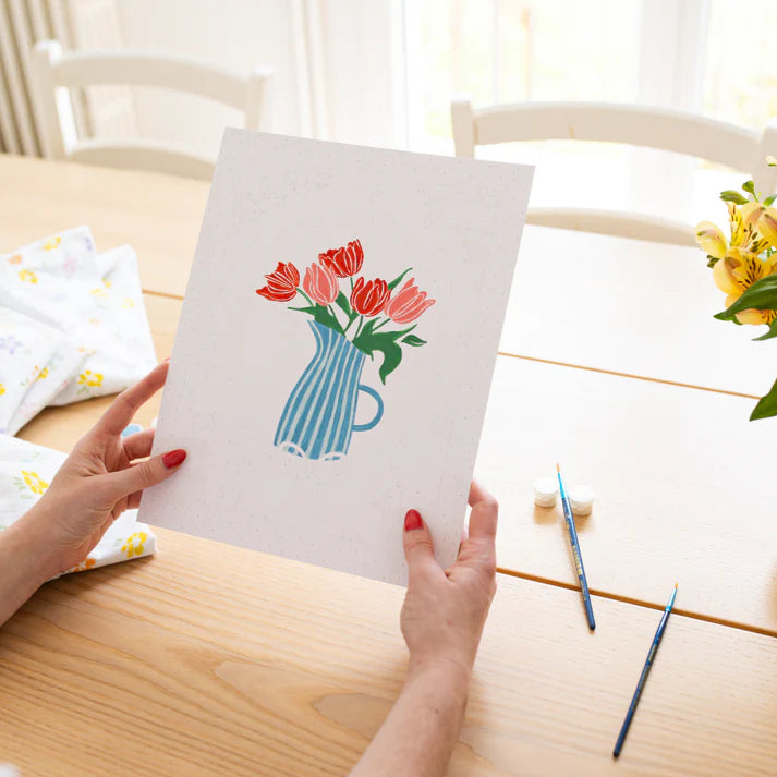 Kit peinture aux numéros avec deux illustrations, deux pinceaux et des pots de peinture, salut irène.