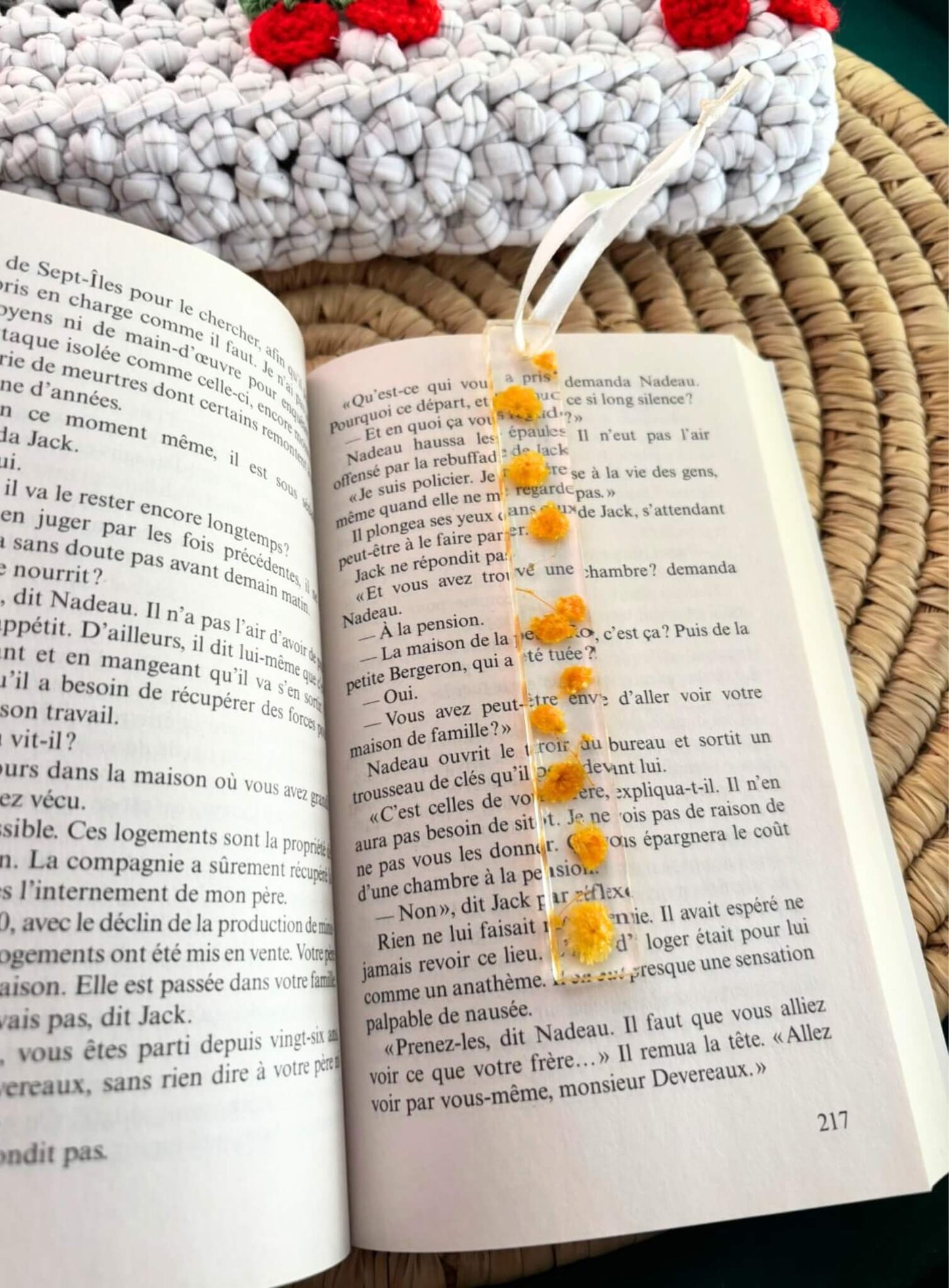 Marque-page en résine et fleurs séchées.