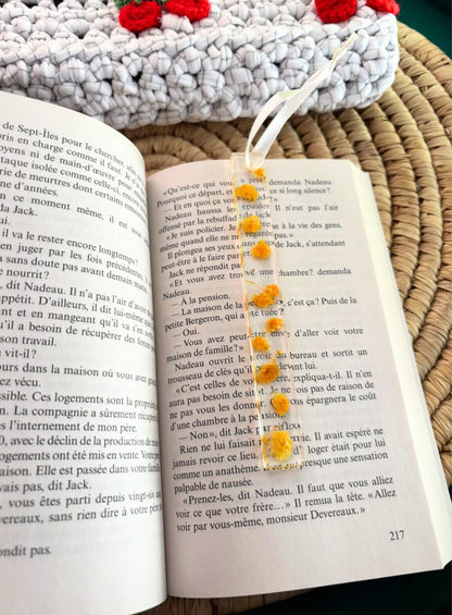 Marque-page en résine et fleurs séchées.