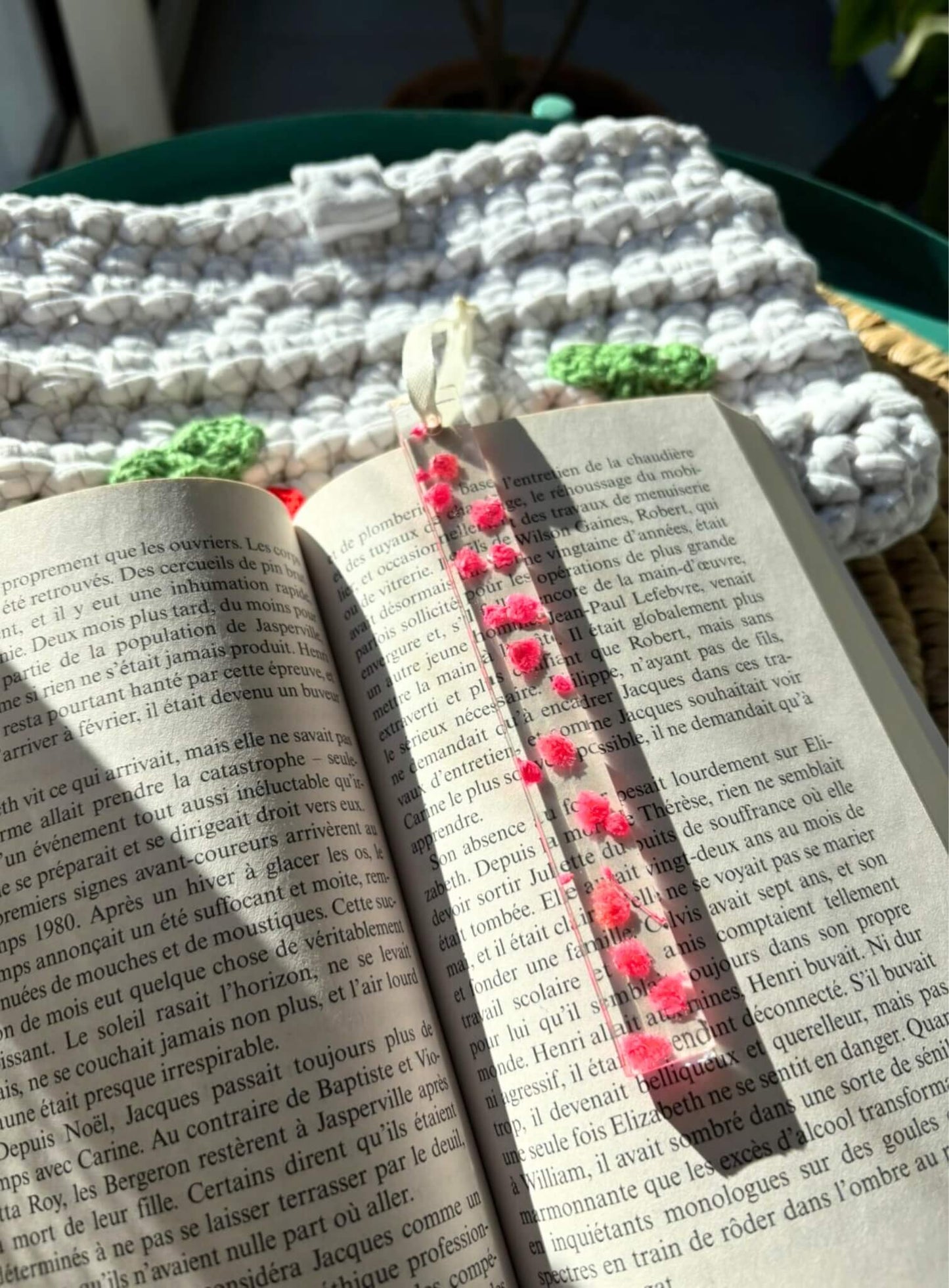 Marque-page en résine et fleurs séchées.