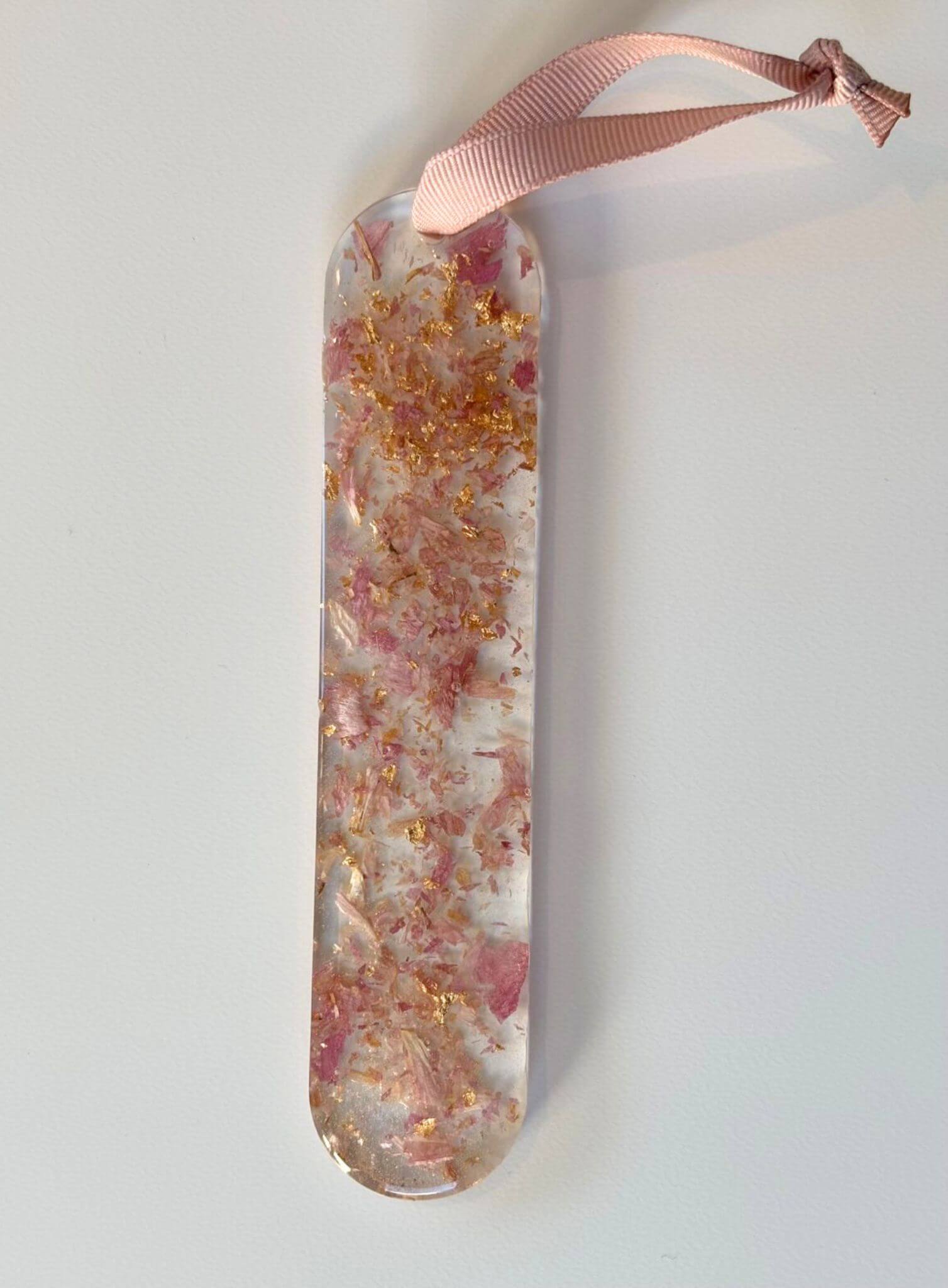 Marque page avec des fleurs séchées.