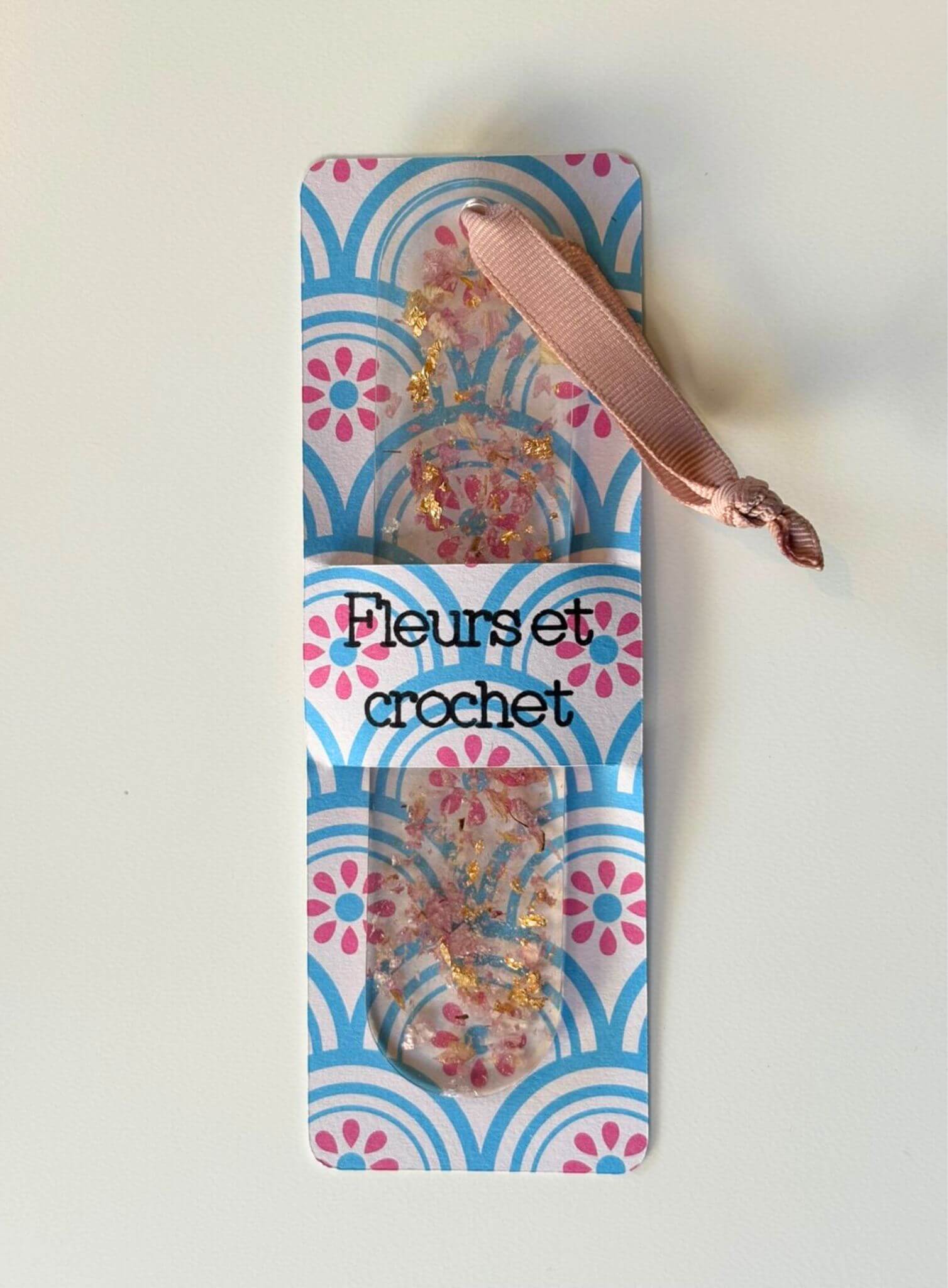 Marque page avec des fleurs séchées.