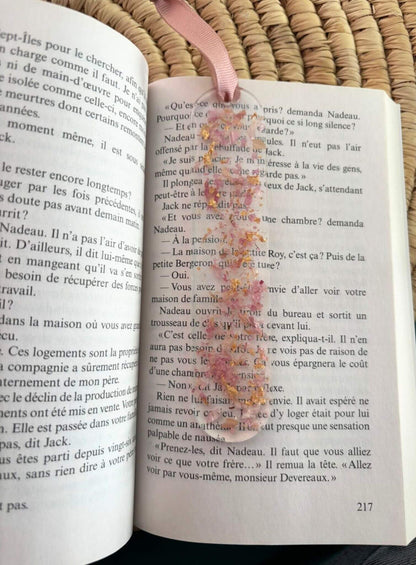 Marque page avec des fleurs séchées.