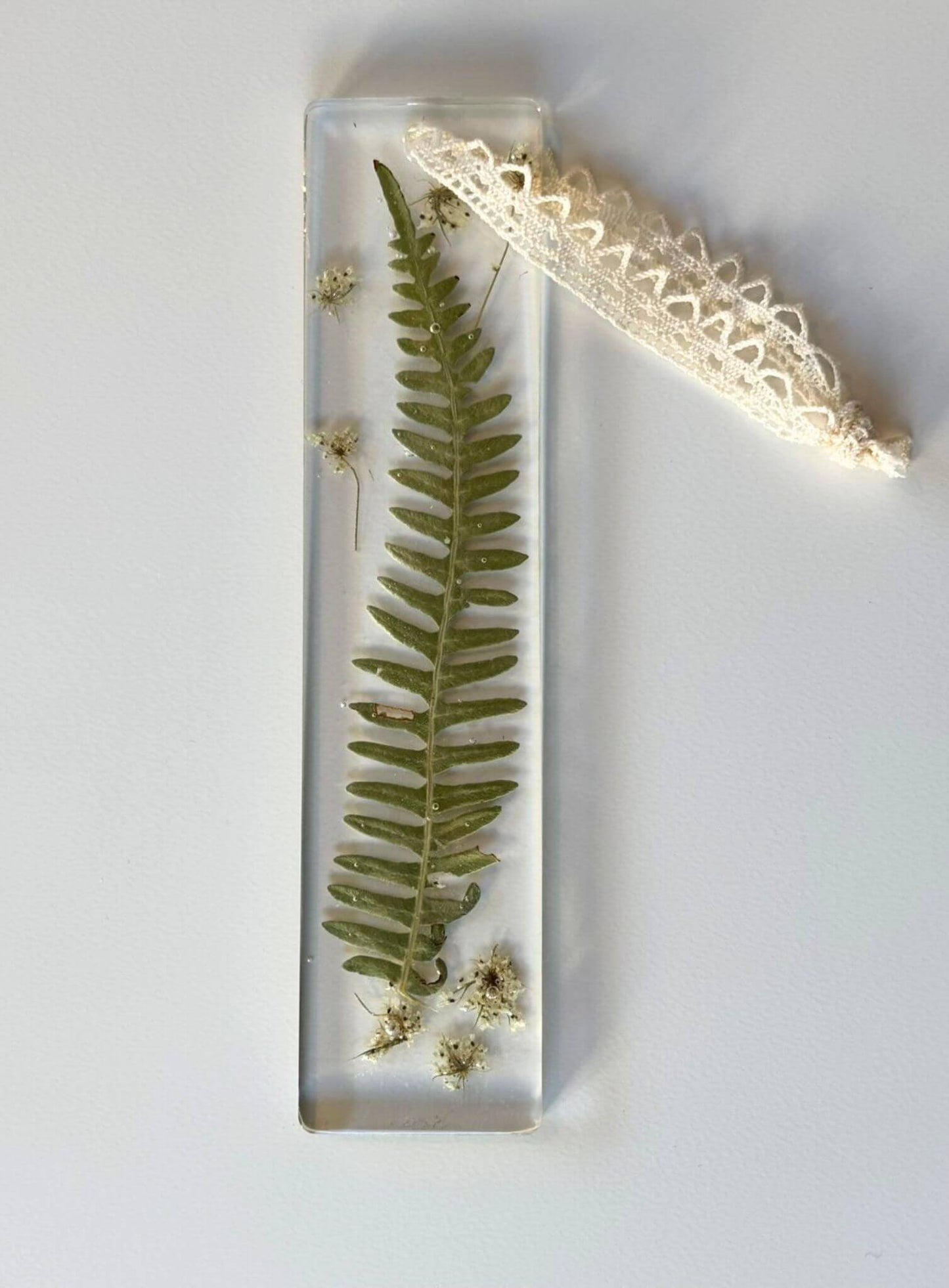 Marque page avec des fleurs séchées.