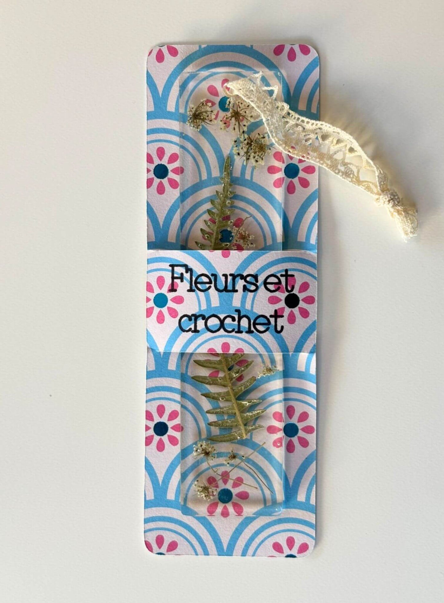 Marque page avec des fleurs séchées.