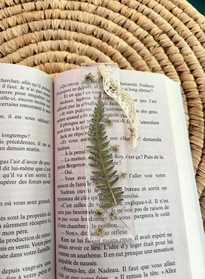 Marque page avec des fleurs séchées.
