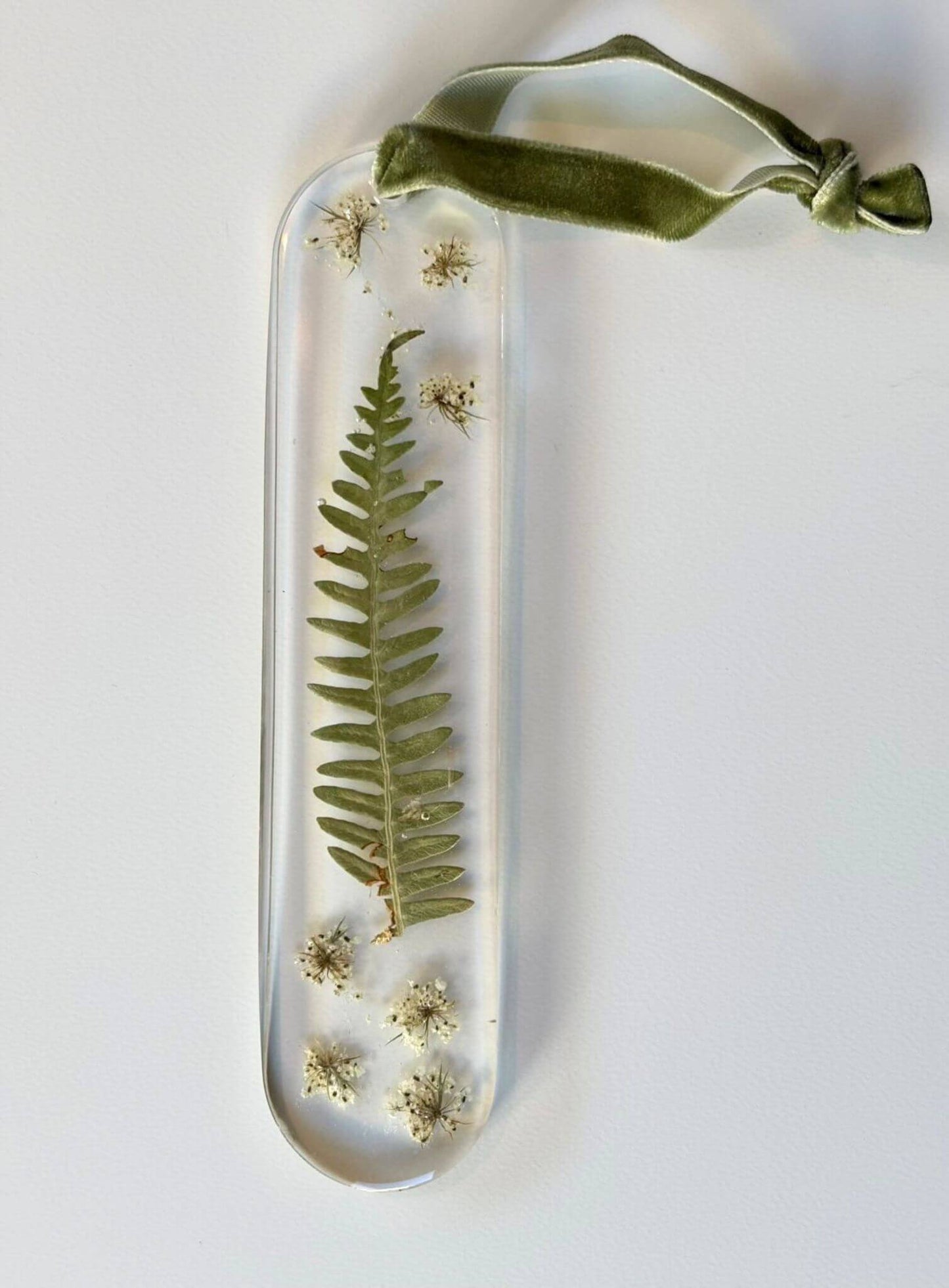 Marque page avec des fleurs séchées.