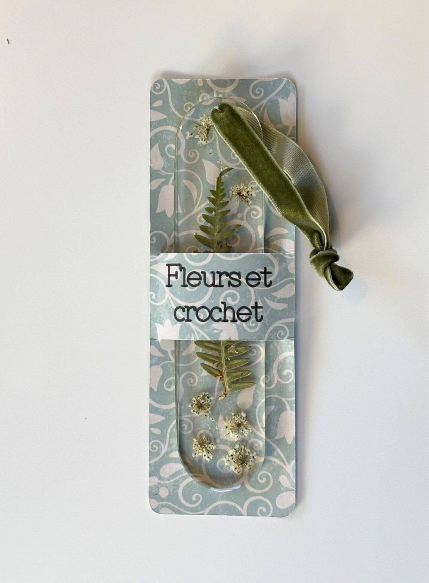 Marque page avec des fleurs séchées.