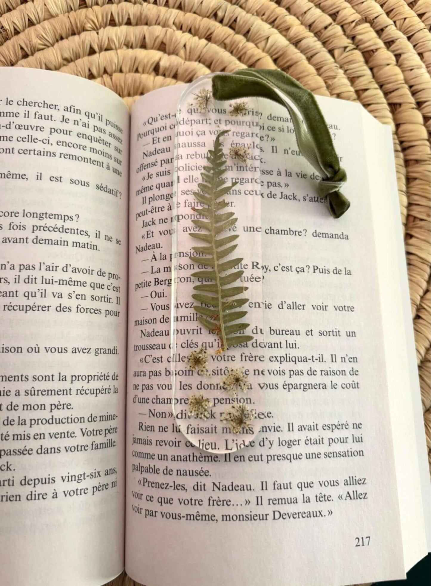 Marque page avec des fleurs séchées.