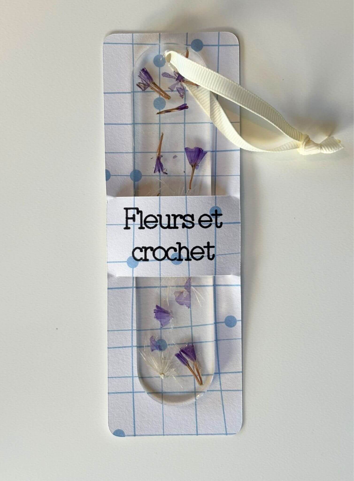 Marque page avec des fleurs séchées.
