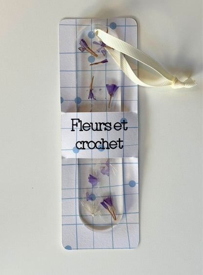 Marque page avec des fleurs séchées.