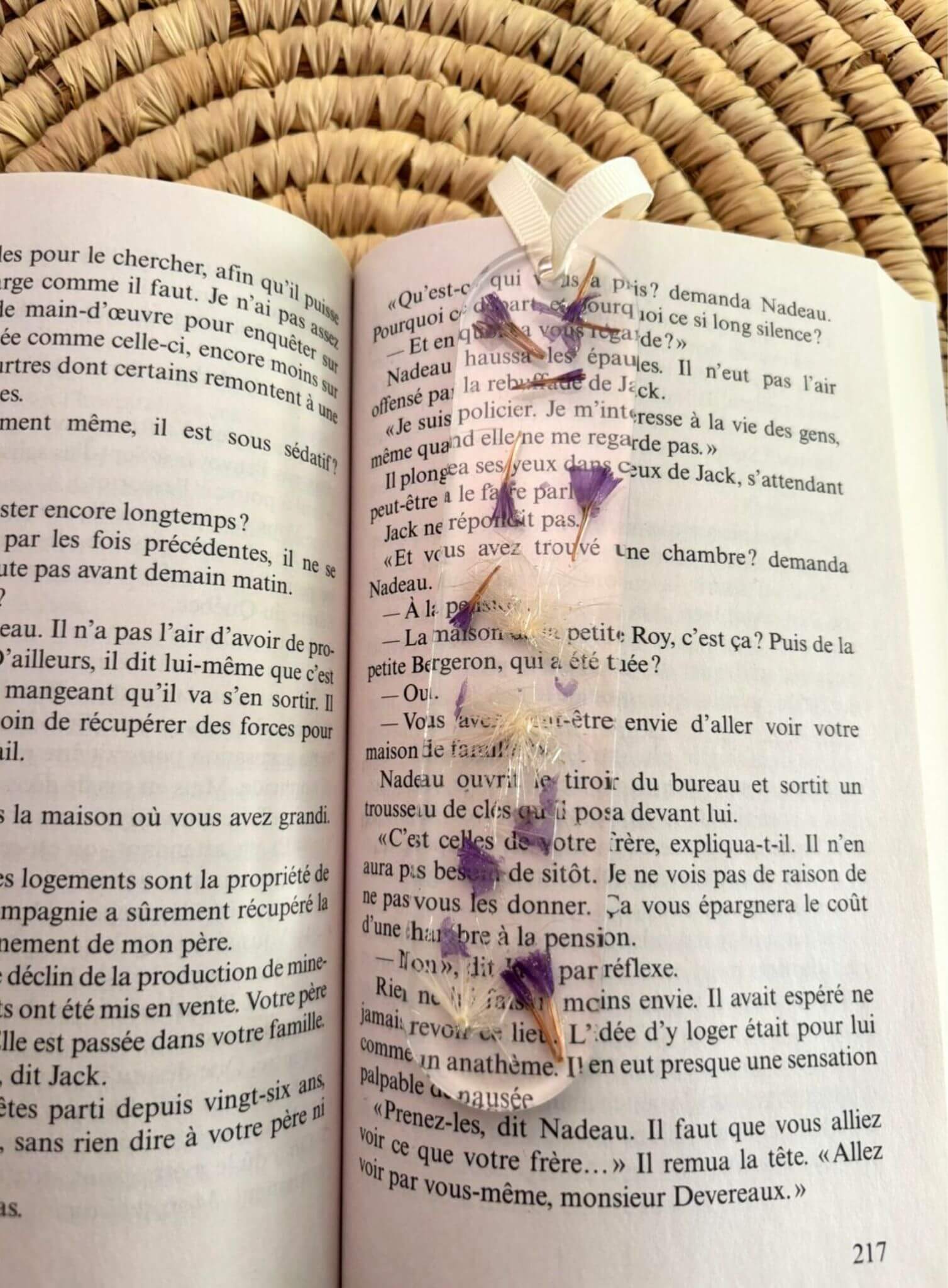 Marque page avec des fleurs séchées.