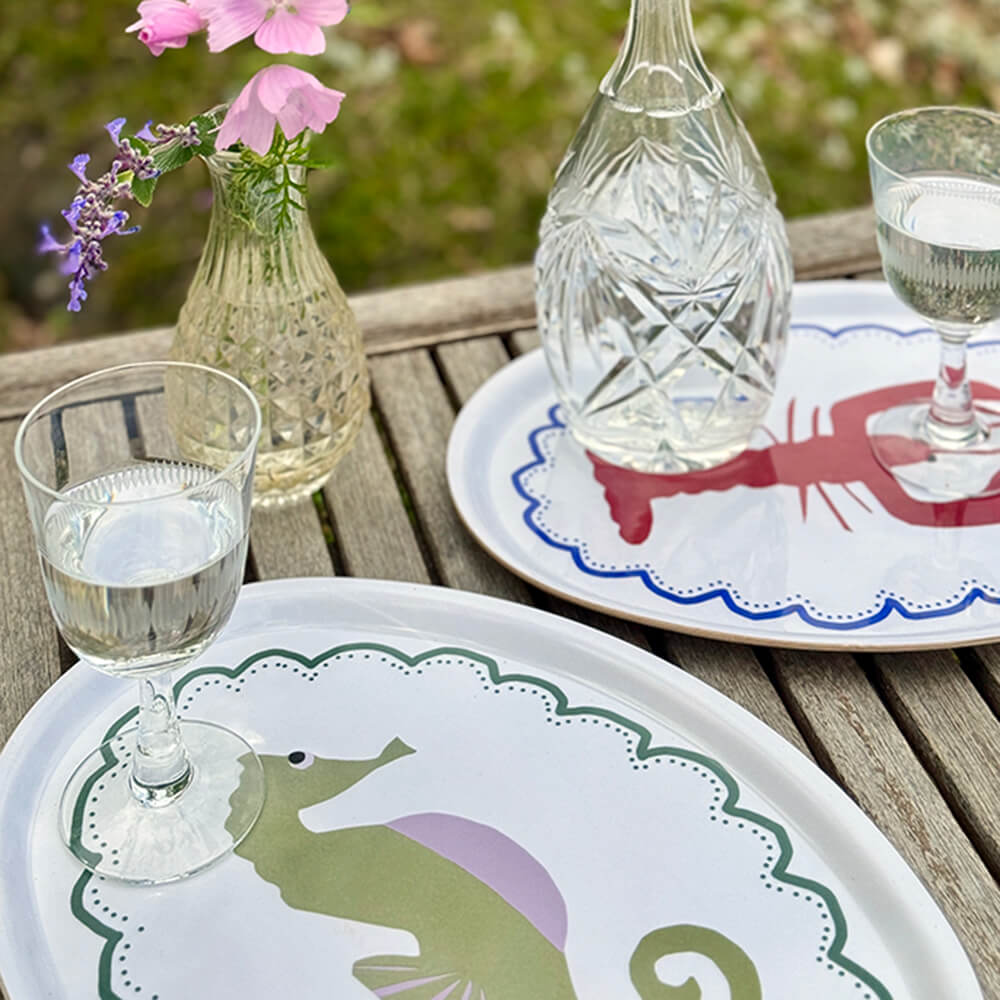 Plateaux ovales en bois avec un hippocampe et un homard.