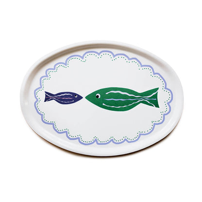 Plateau ovale en bois avec des poissons illustrés.