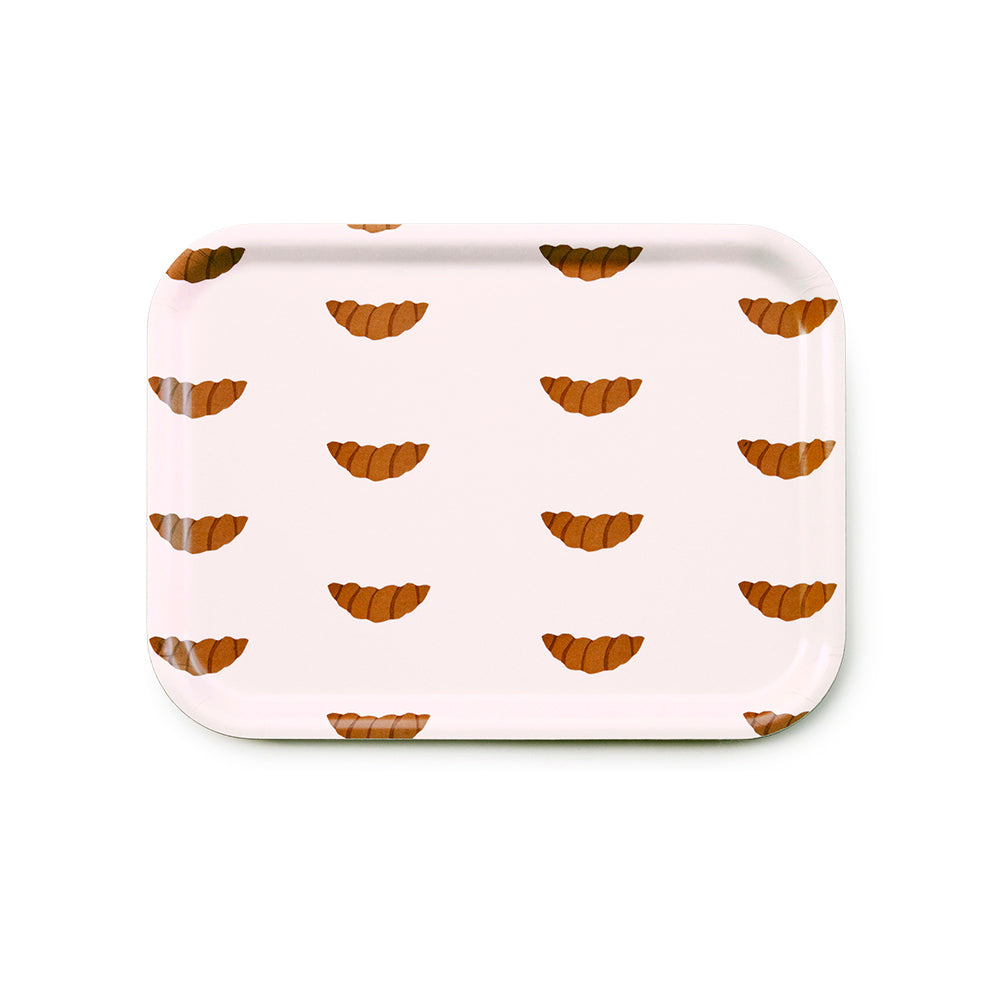 Plateau rectangulaire beige en bois avec des croissants.
