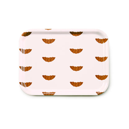 Plateau rectangulaire beige en bois avec des croissants.