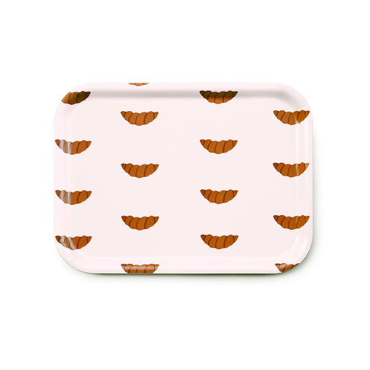Plateau rectangulaire beige en bois avec des croissants.
