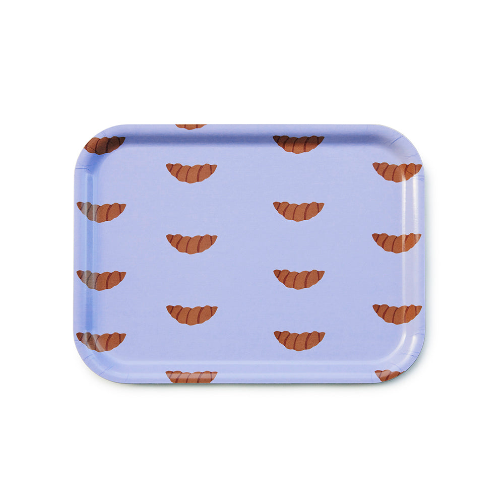 Plateau rectangulaire violet en bois avec des croissants.